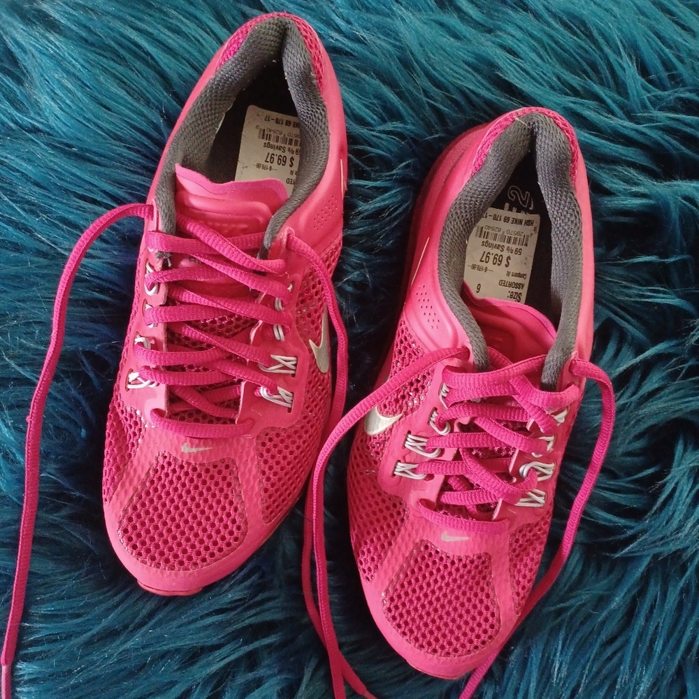 Nike tennis shoes